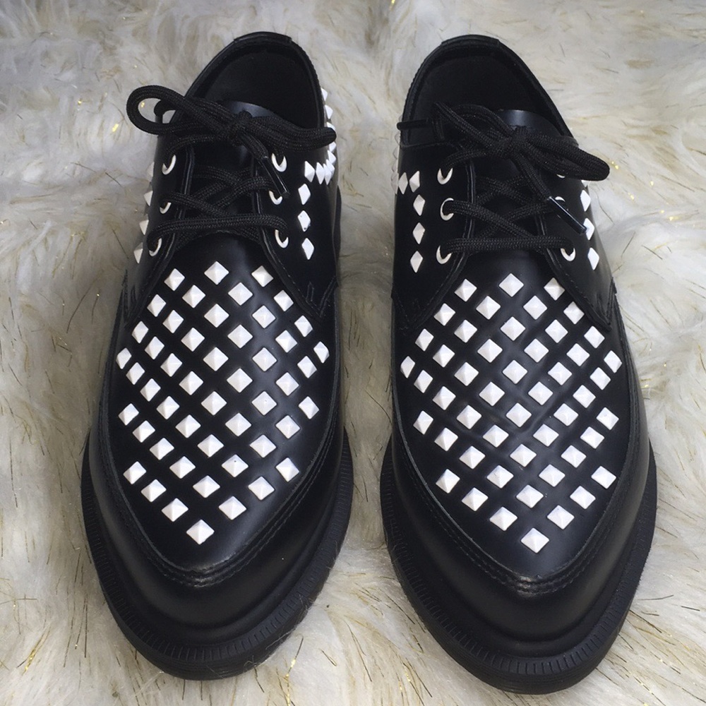 NWOT Willis Stud Style Dr. Martens